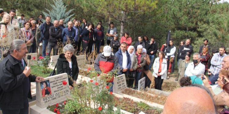Ankara Katliamı’nda yaşamını yitirenler mezarları başında anıldı