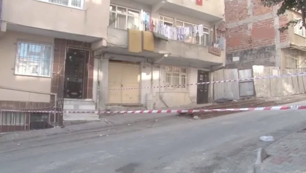 Esenler/ Fatih Mahallesinde zemininde kayma yaşanan bina mühürlendi