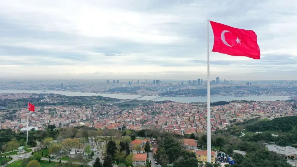 Vali Bey emretti: İstanbul’u bayraklarla süsleyin!