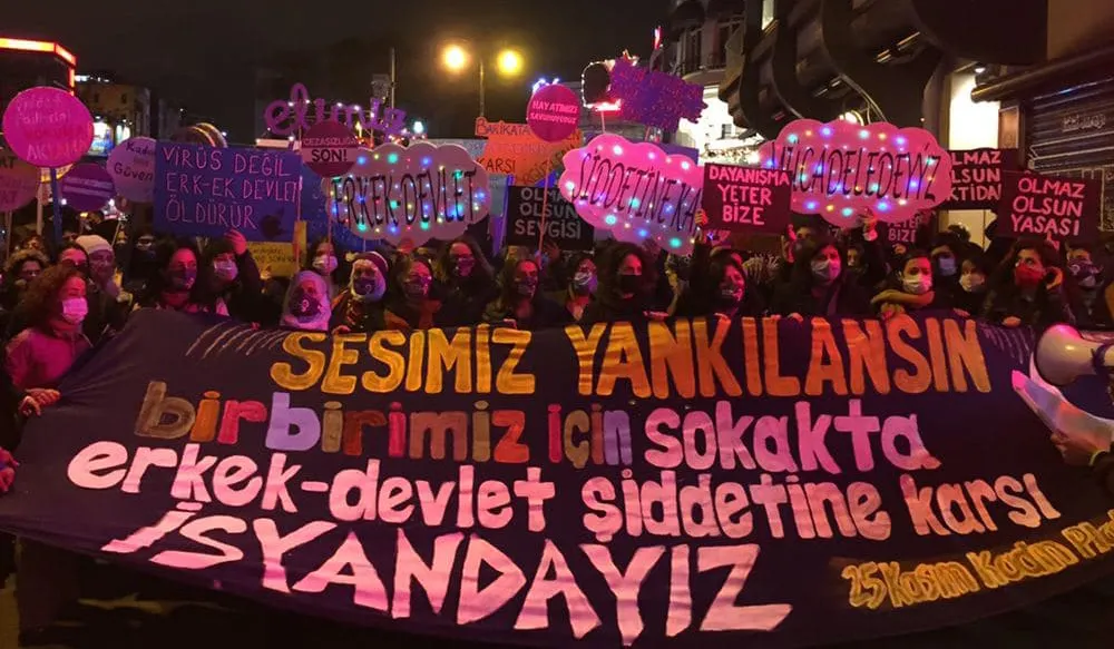 Kadınlar 25 Kasım’da sokağa çıkıyor!