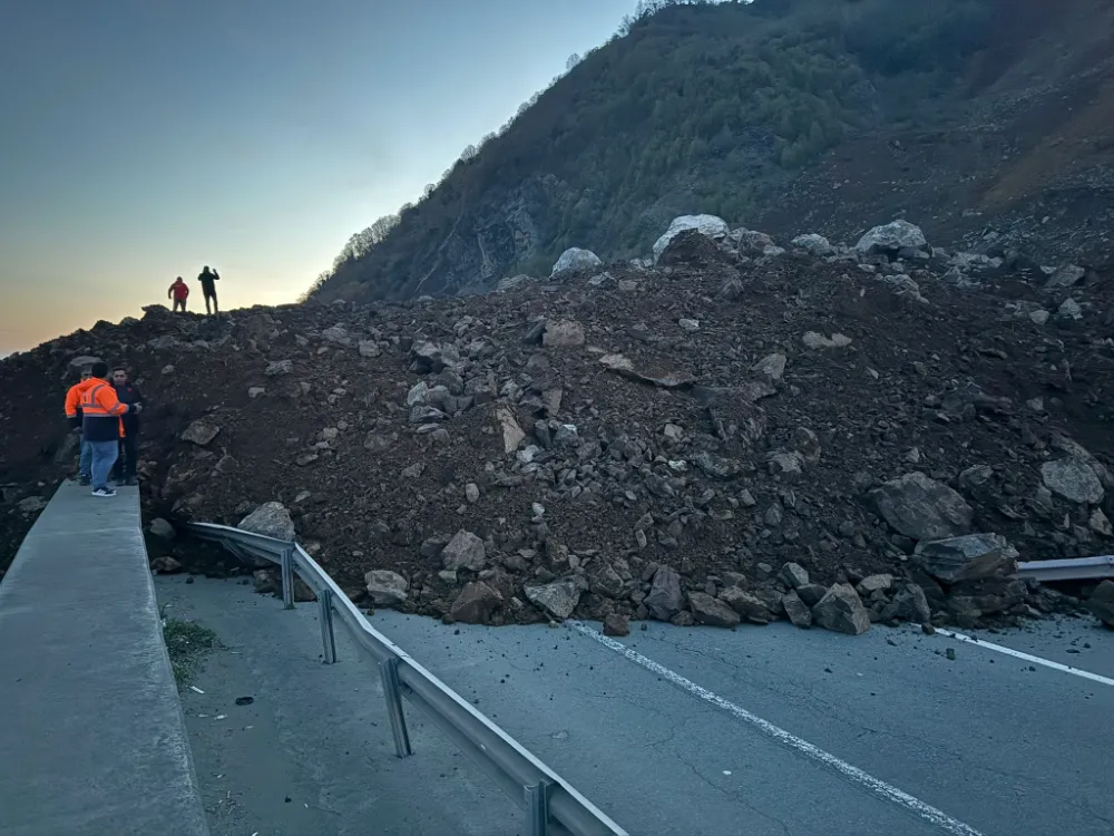 Artvin’de heyelan: Karadeniz Sahil Yolu ulaşıma kapandı