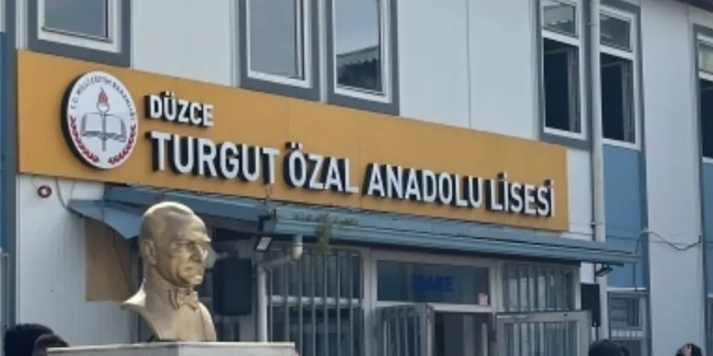 DÜZCE’DEKİ LİSEDE: KIZ ÖĞRENCİ ÖN KOLTUĞA OTURMAYACAK!