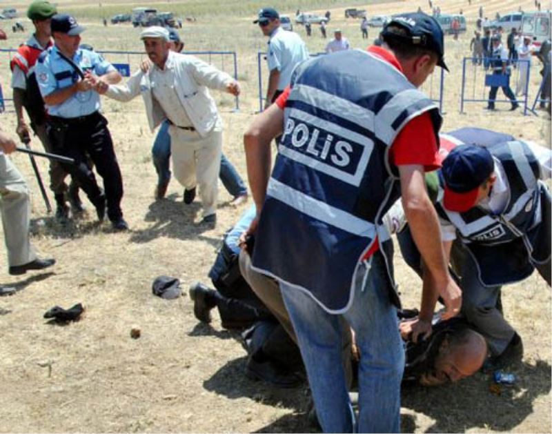  Taş ocağına yol çatışması: 30 gözaltı