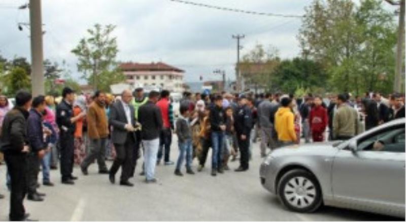 Romanlar, kentsel dönüşüme karşı bakanın geçeceği yolu kapattı  