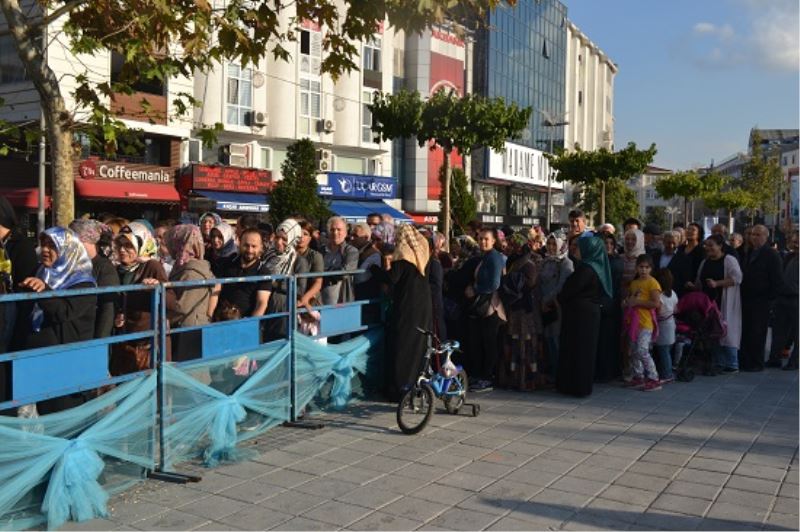 Esenler Rizeliler Yas Tuttu, Aşure Dağıttı