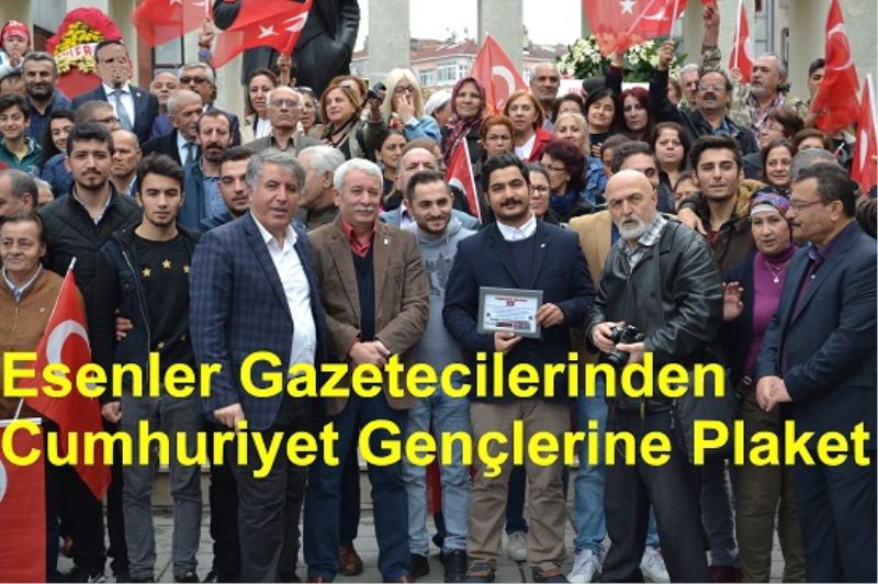 Esenler Gazetecilerinden Cumhuriyet Gençlerine Plaket