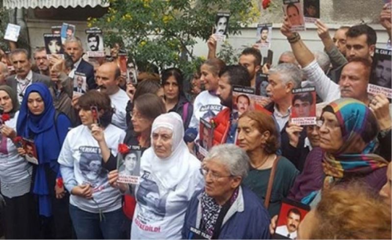 Cumartesi Anneleri, polis ablukası altında basın açıklaması yaptı