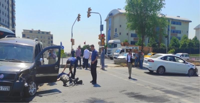 Cevat Paşa mahallesinde trafik kazası yaralılar var!